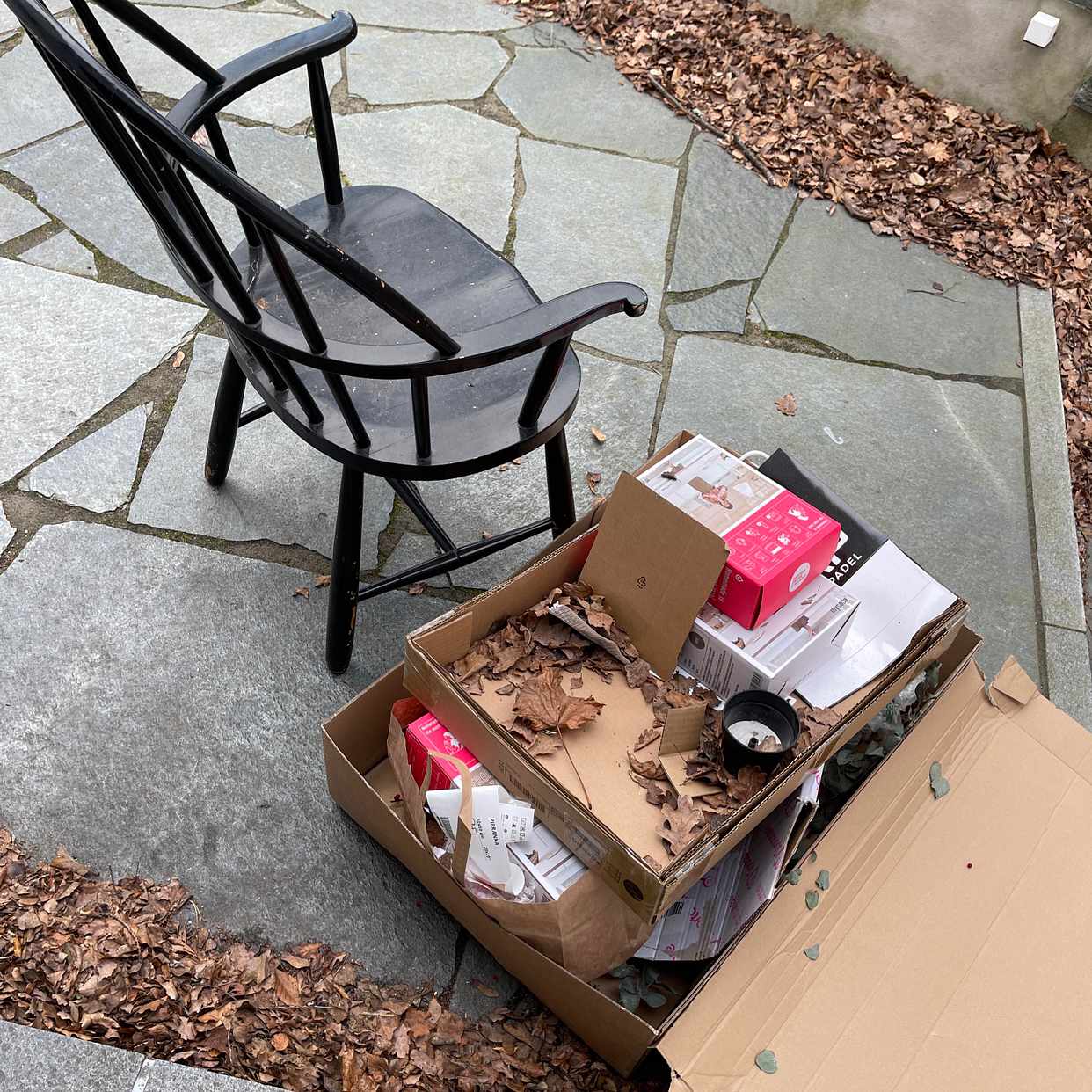 image of En stol samt emballage - Lidingö