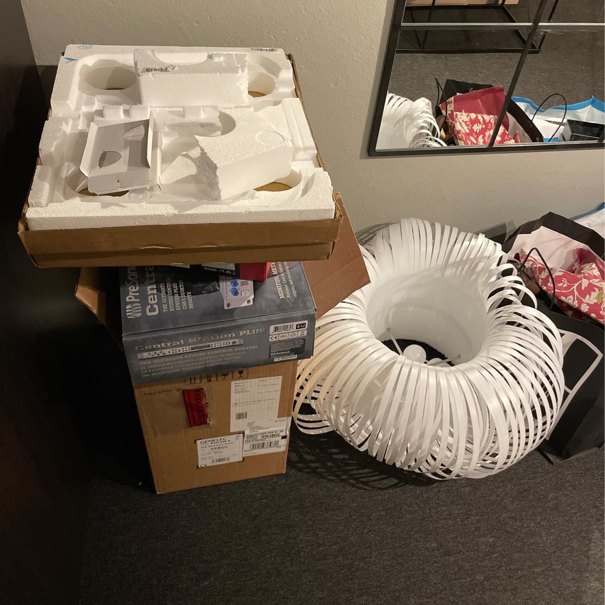 image of Kartonger + lampa - Stockholm City