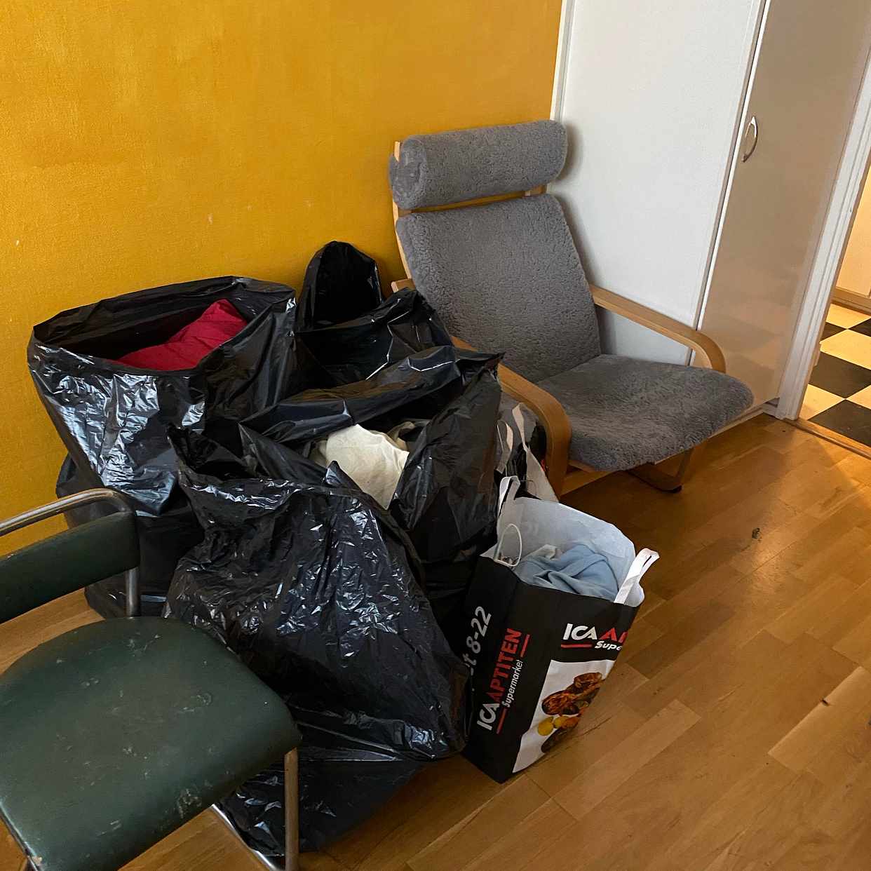 image of Säng + övrigt avfall - Stockholm