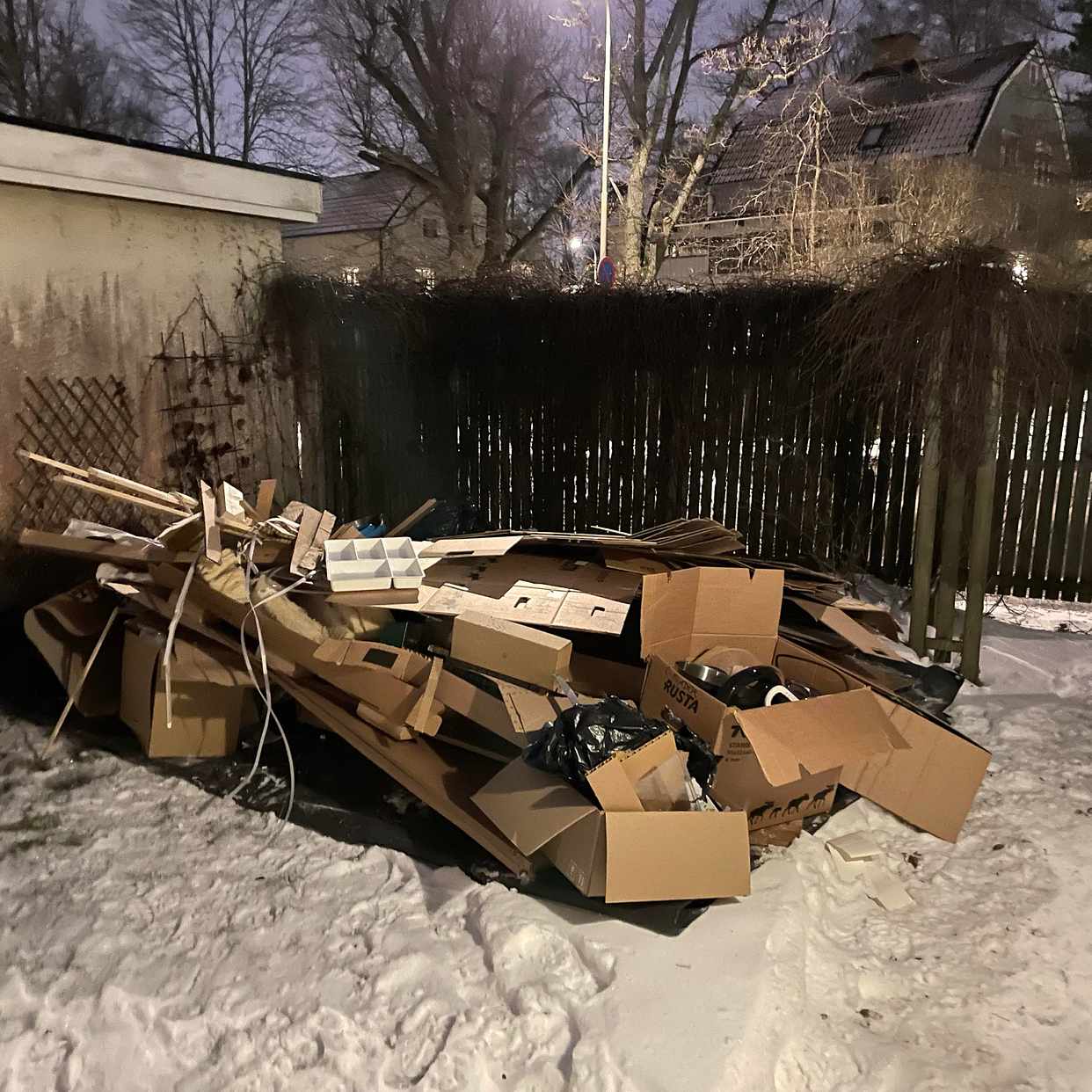 image of Flyttkartonger och skräp - Älvsjö