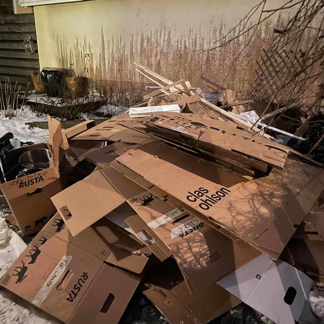 image of Flyttkartonger och skräp - Älvsjö