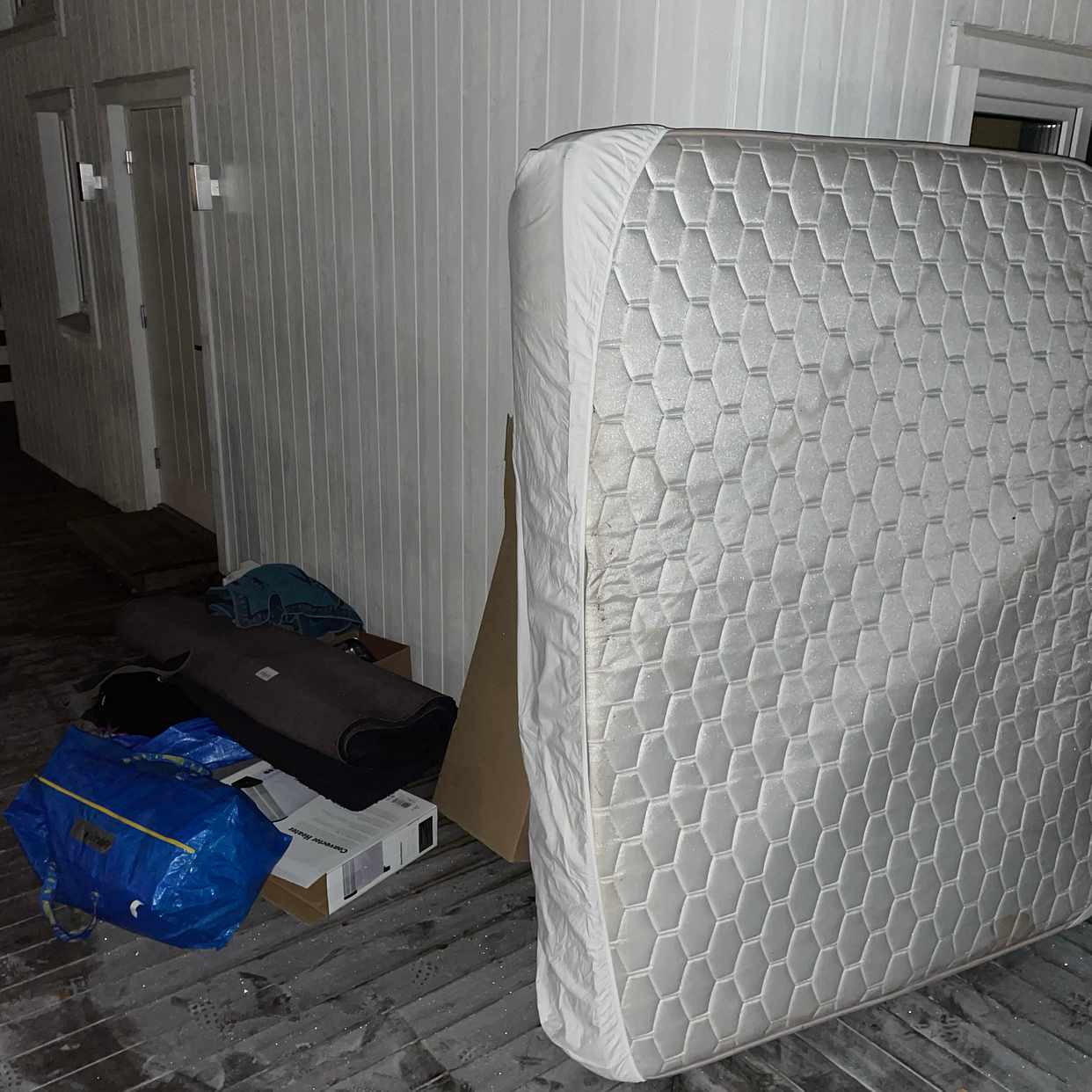 image of Sängmadrass plus skräp - Älvsjö