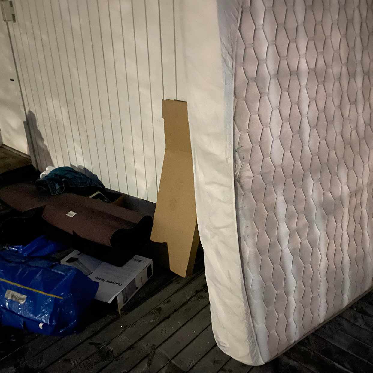 image of Sängmadrass plus skräp - Älvsjö