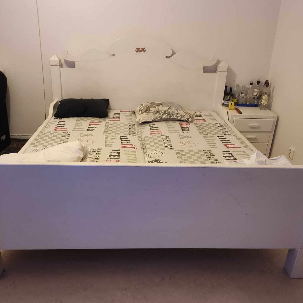 image of Old furniture to recycle - Södertälje