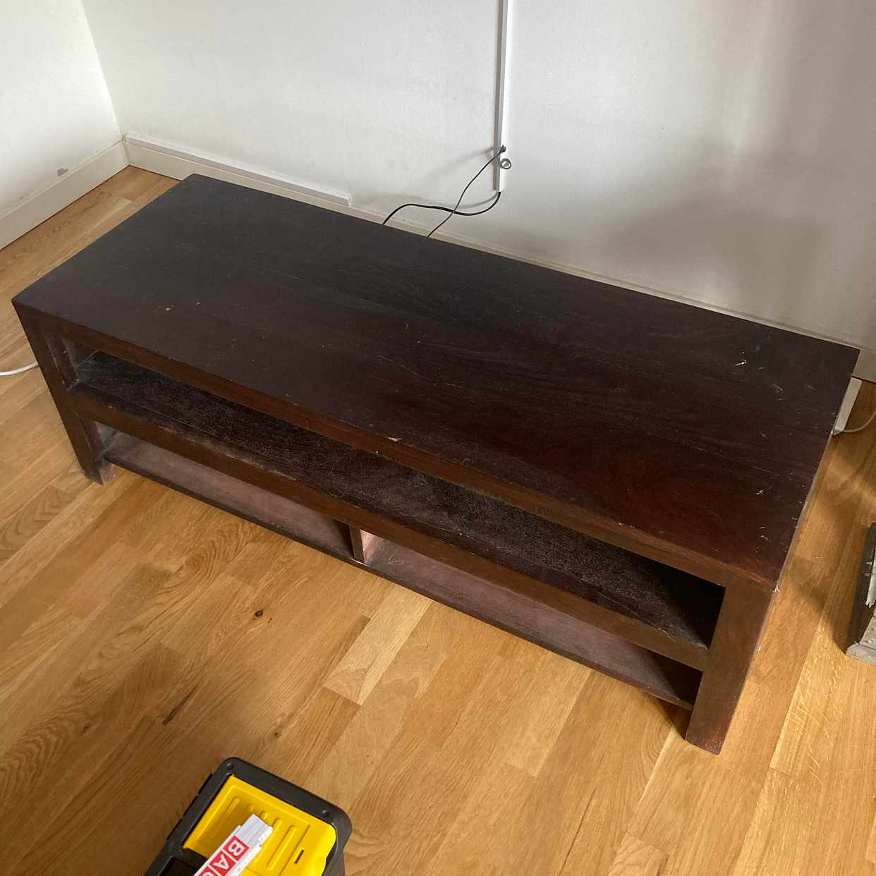image of Tv-bänk och betongblock - Skarpnäck