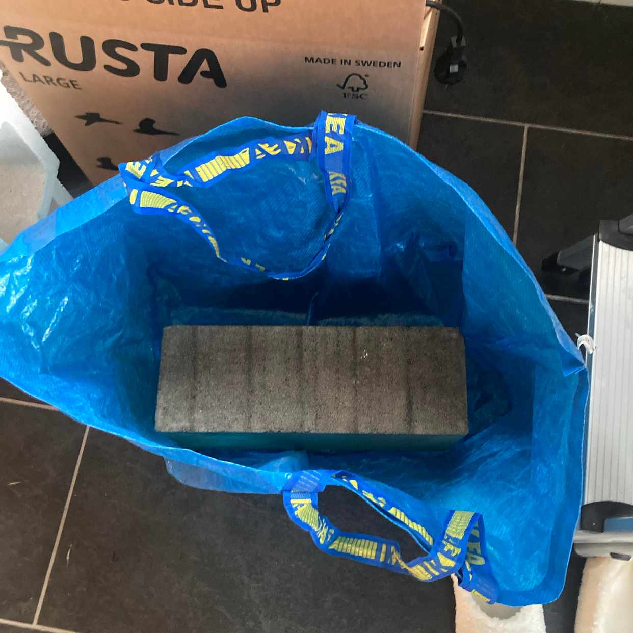 image of Tv-bänk och betongblock - Skarpnäck
