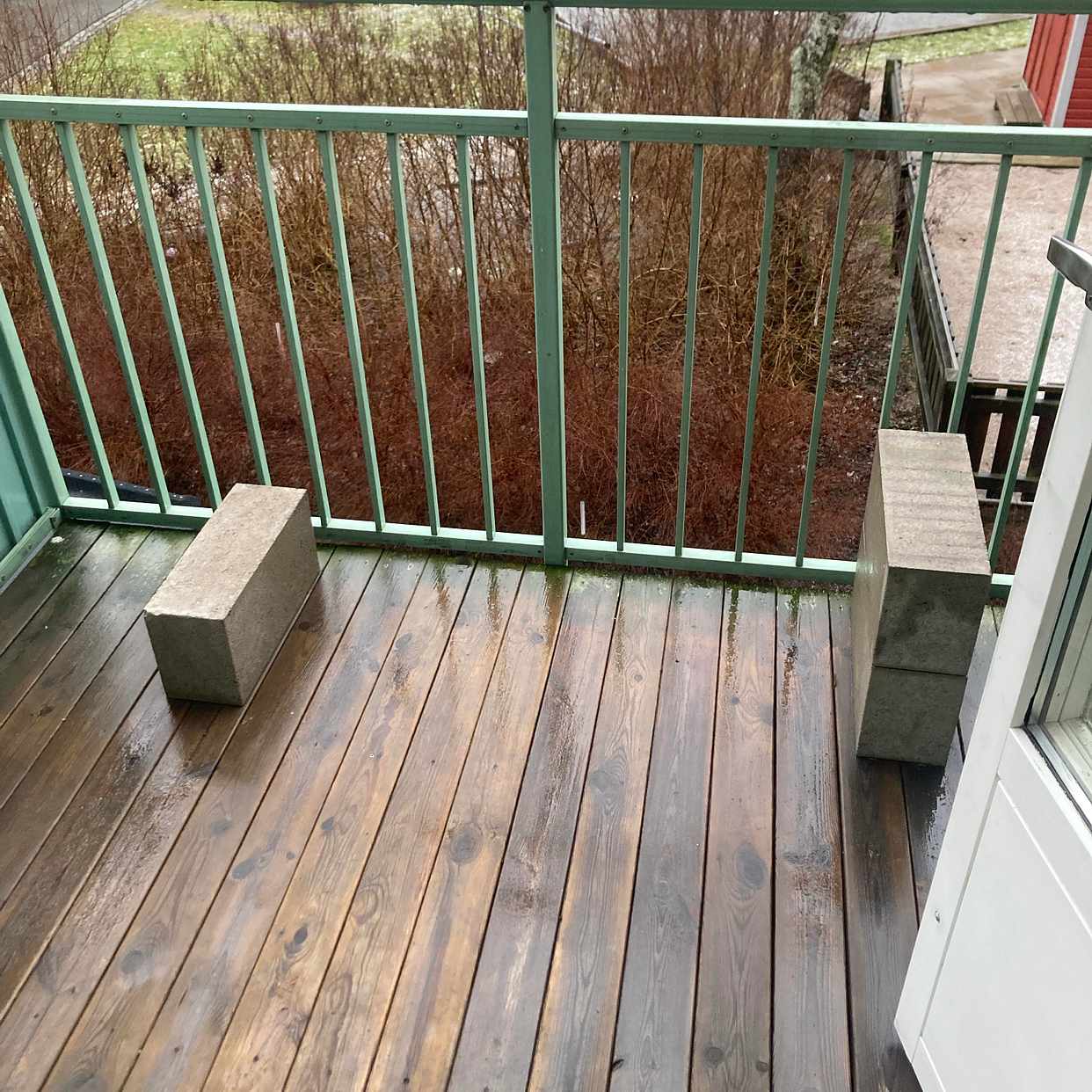 image of Tv-bänk och betongblock - Skarpnäck