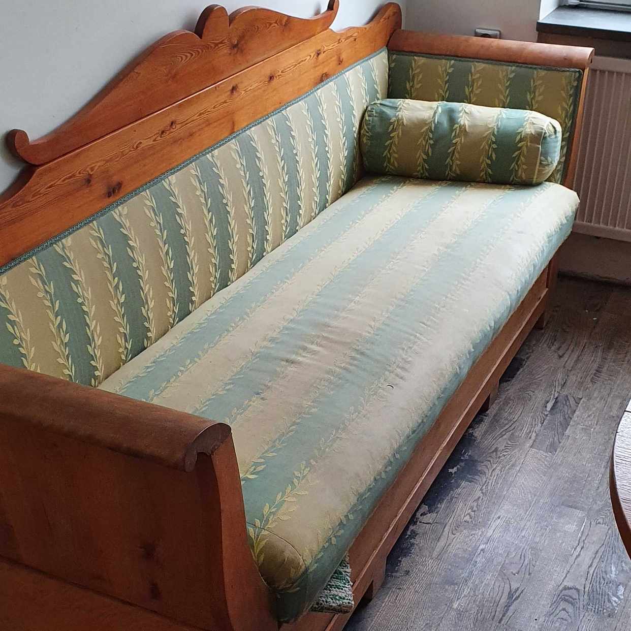 image of Soffa, byrå och en stol - Stockholm