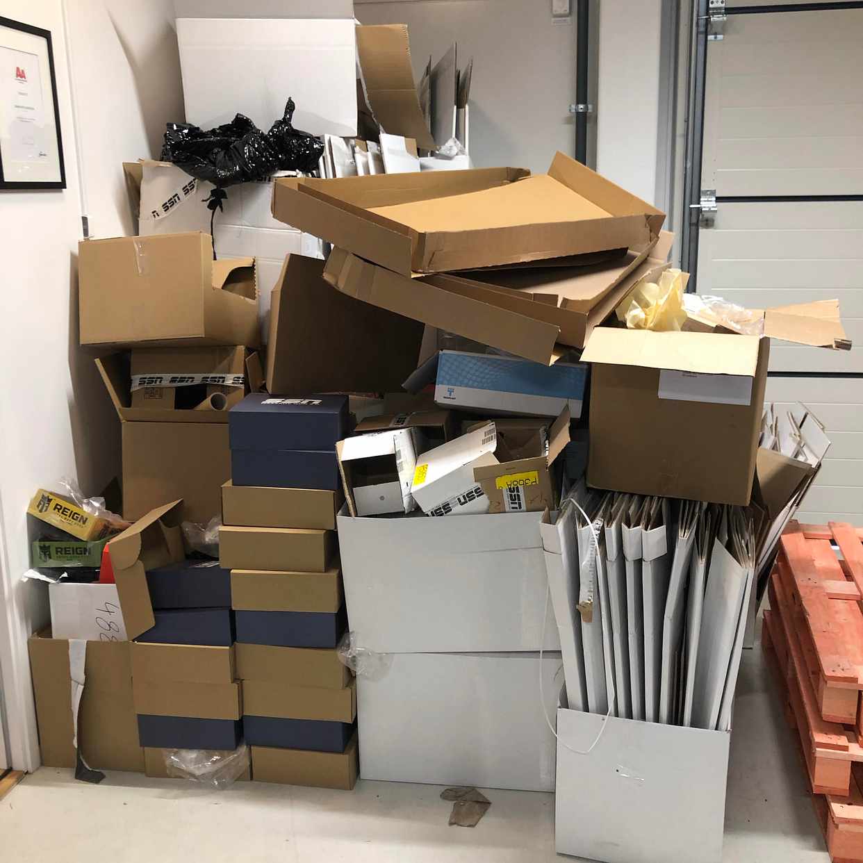 image of Skräp kartonger plast - Hägersten