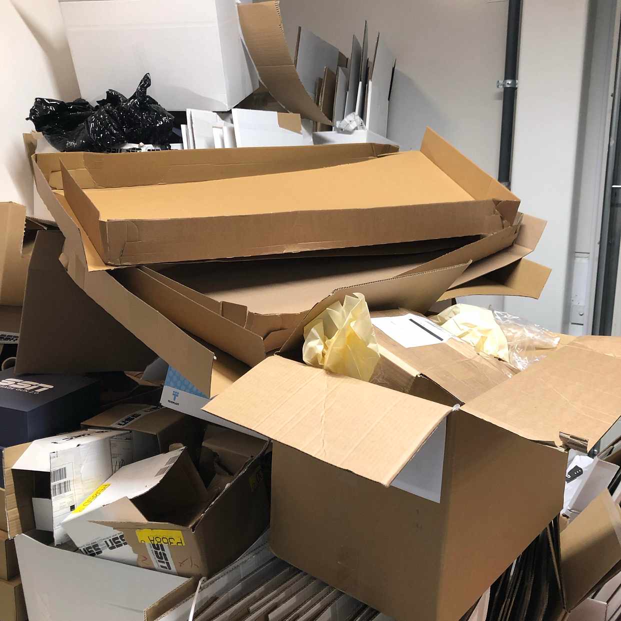 image of Skräp kartonger plast - Hägersten