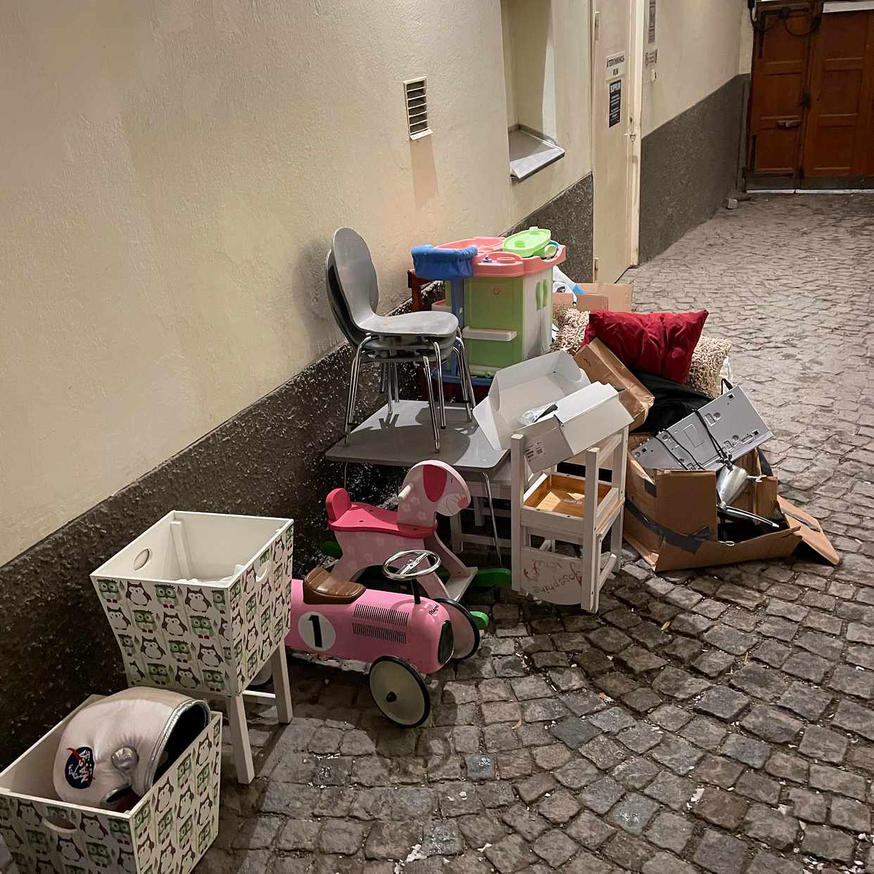 image of Kartonger, gamla leksaker - Stockholm