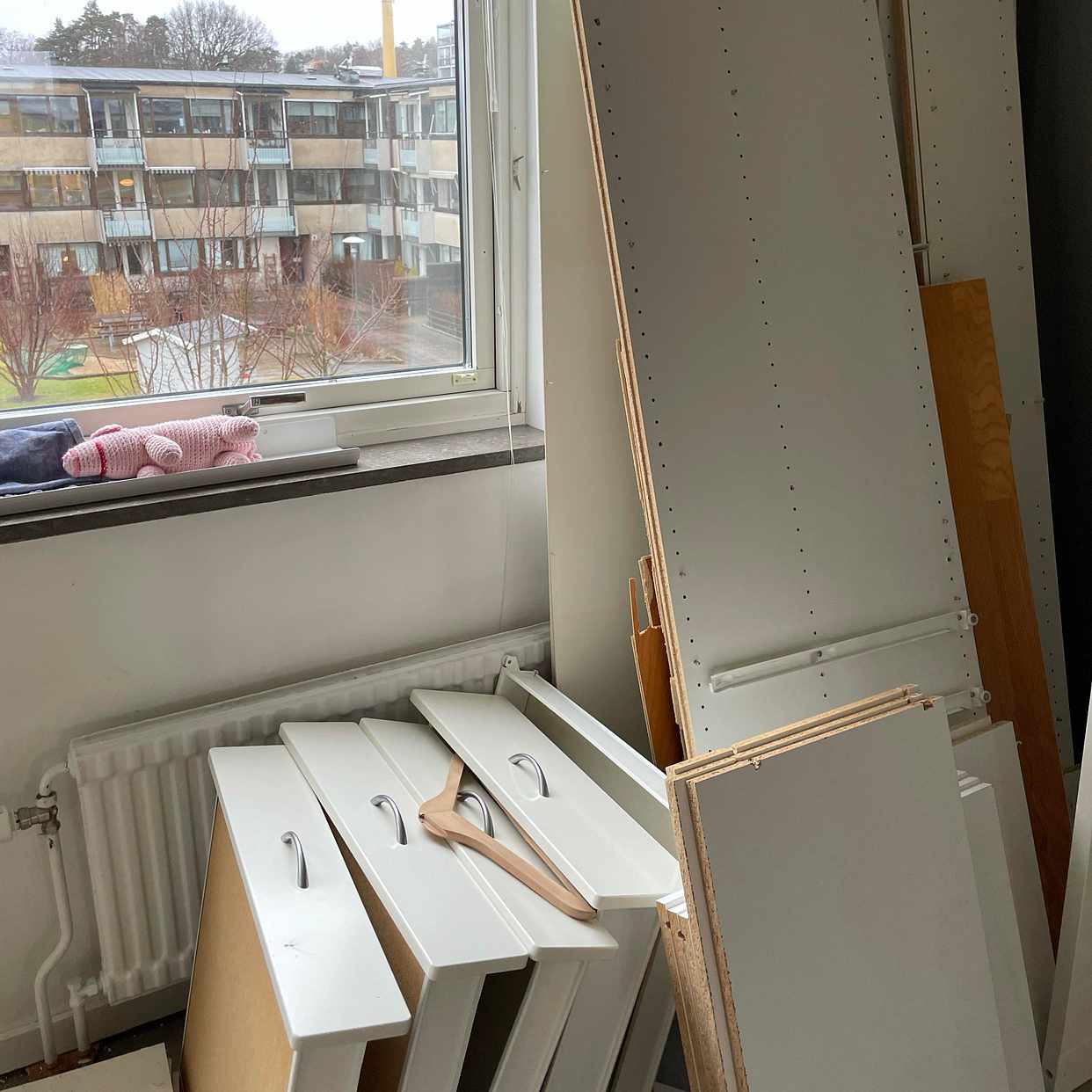 image of Slänga garderob och golv - Askim