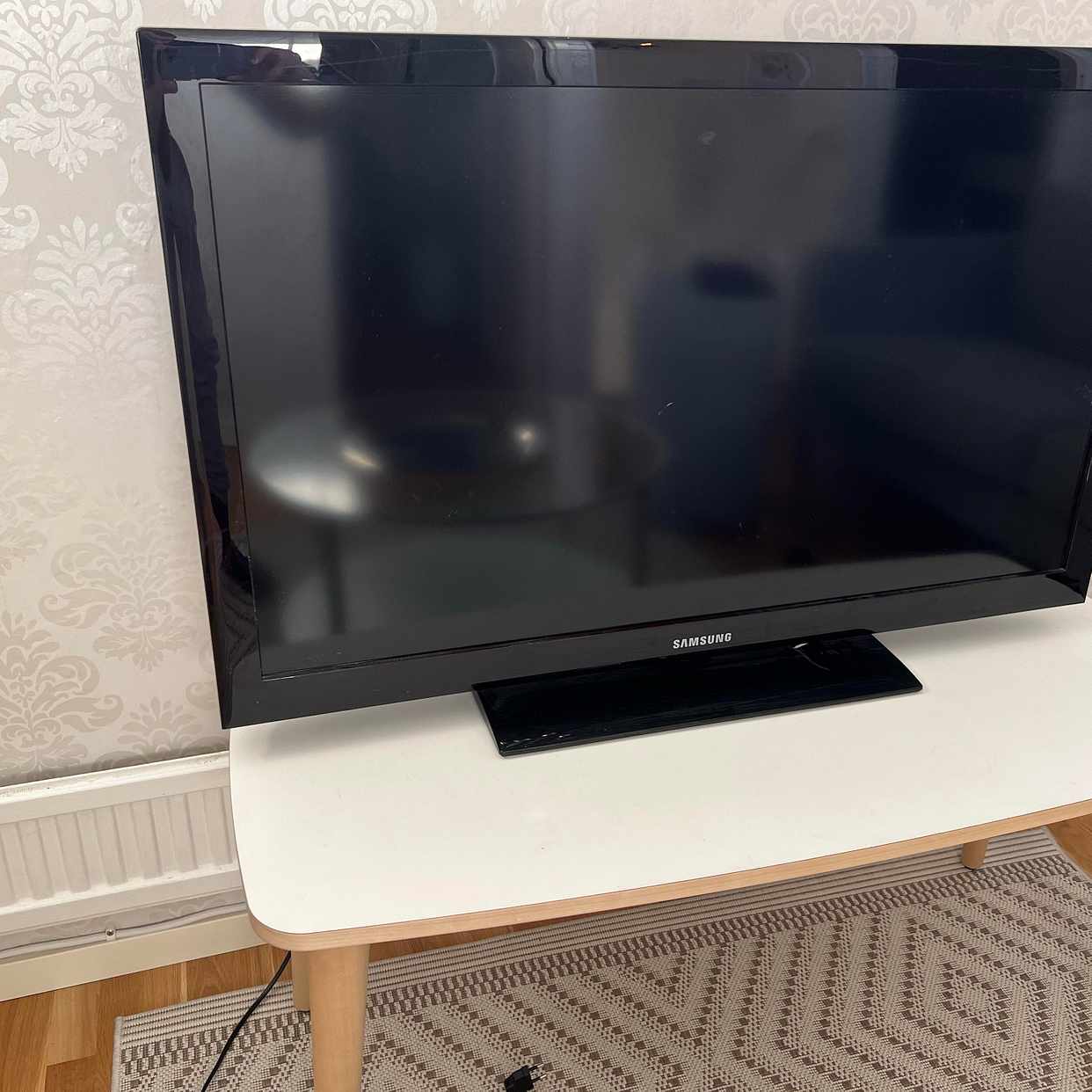 image of Tv och tvbänk bortskänkes - Västra Frölunda