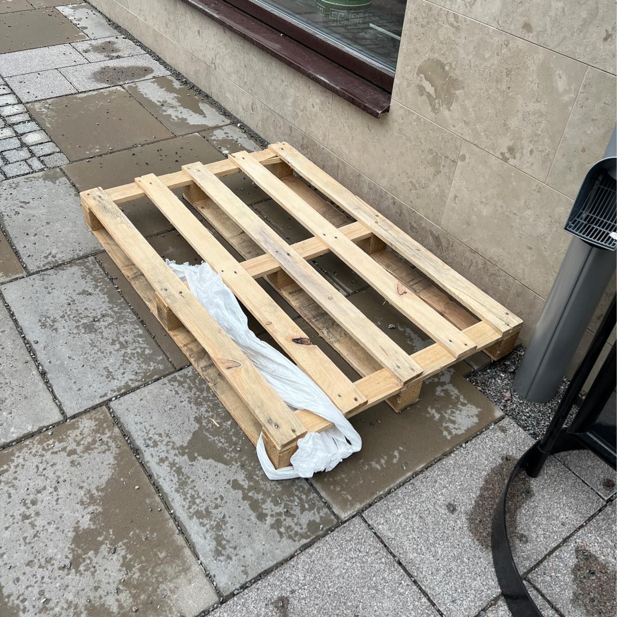 image of Kartonger och en pall - Täby