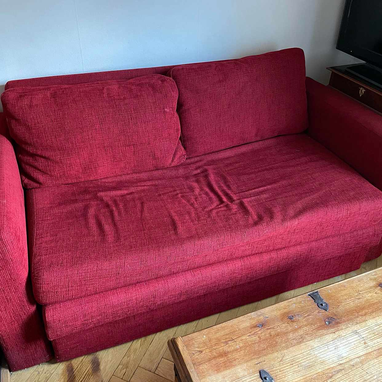image of Trasig bäddsoffa hämtas - Stockholm
