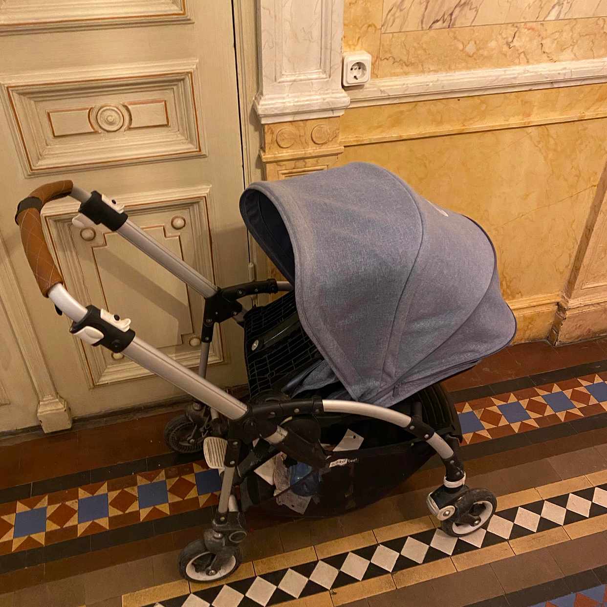 image of Trasig barnvagn - Stockholm City