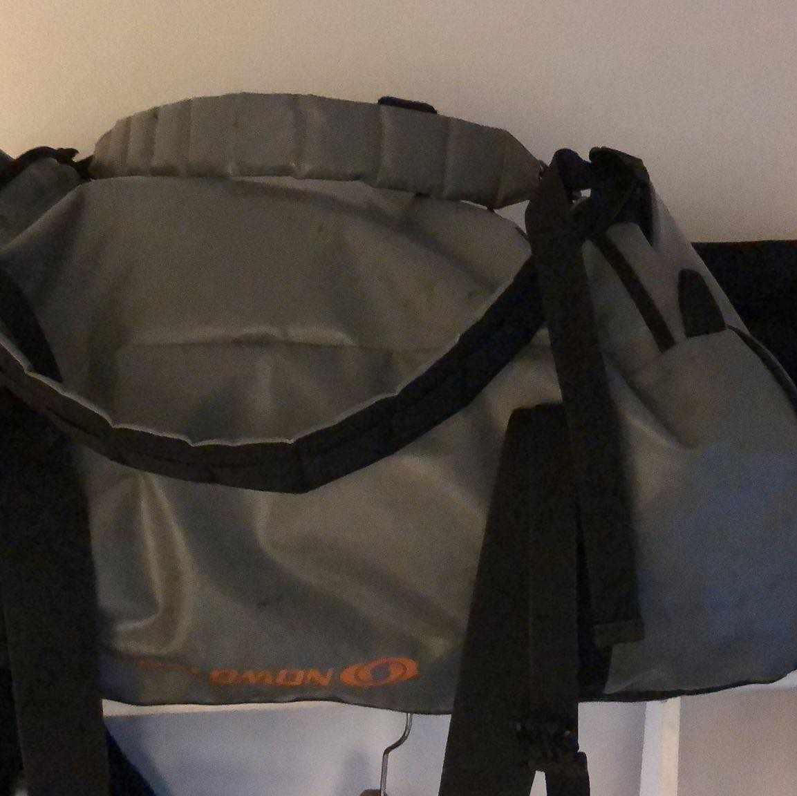 image of Leverera väska med kläder - 