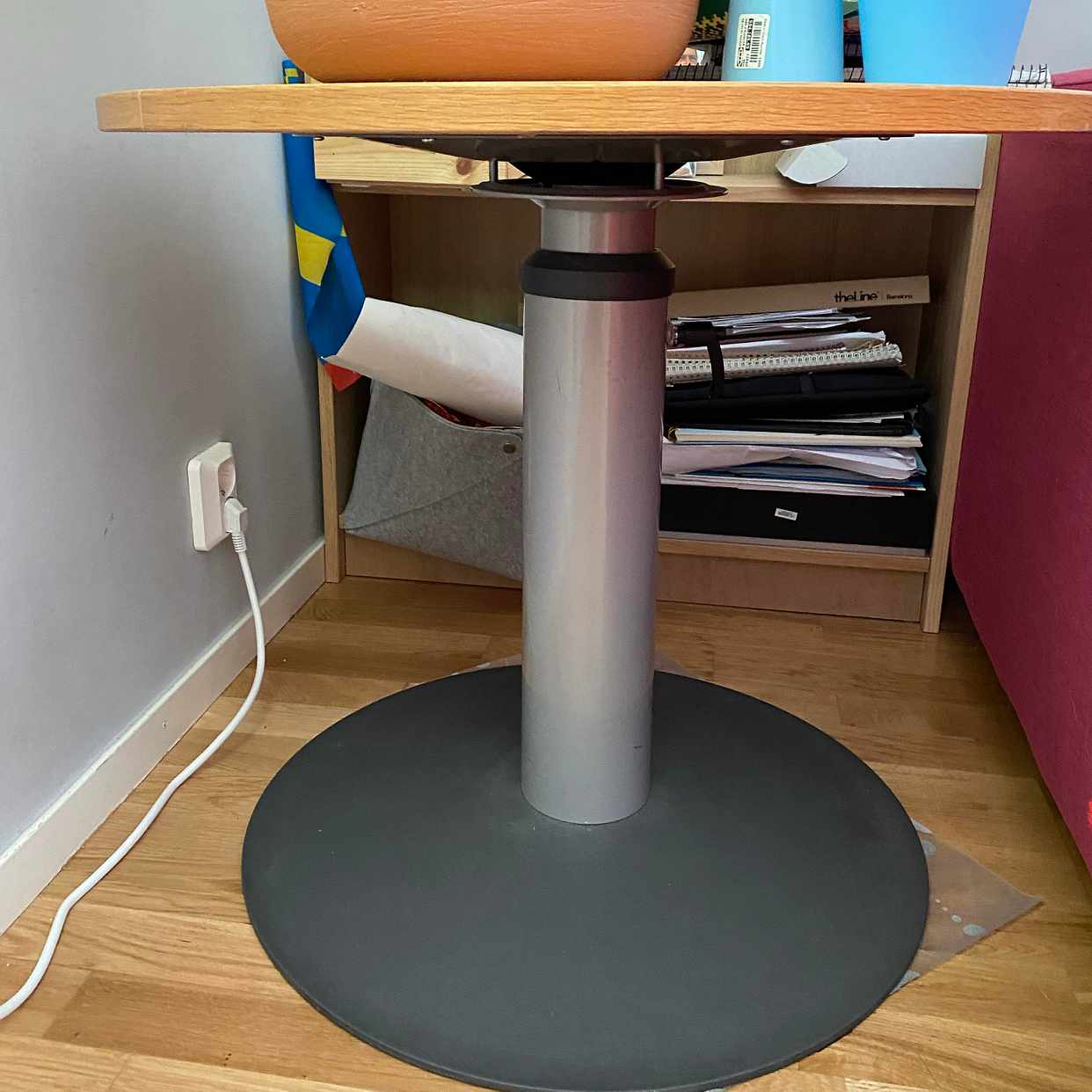 image of Table and chair - 
