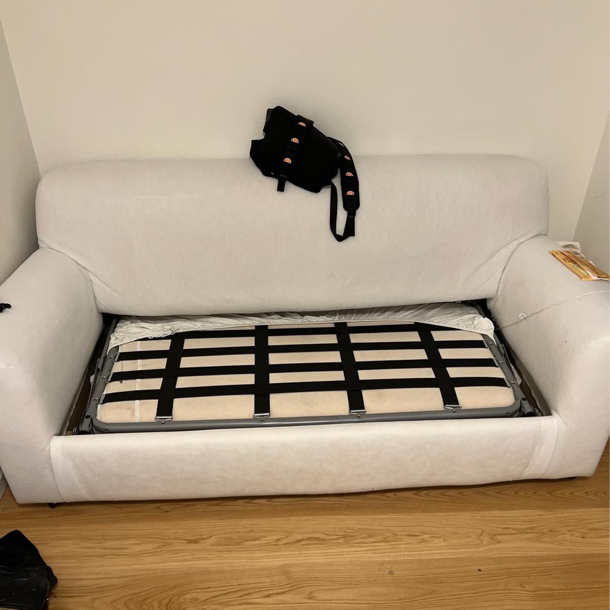 image of Kasta en soffa - Tumba