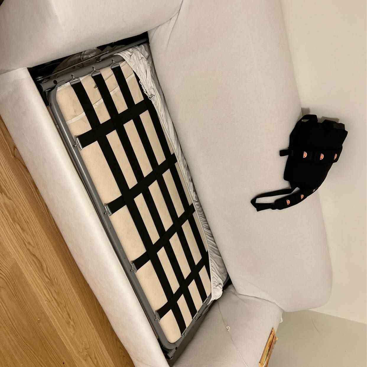 image of Kasta en soffa - Tumba