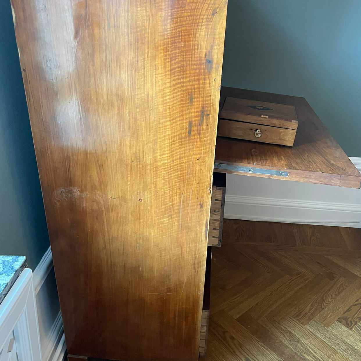 image of En sekretär, två sängbord - 