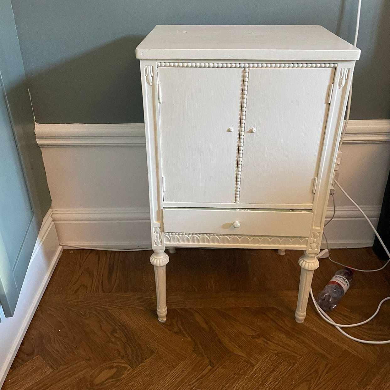 image of En sekretär, två sängbord - 