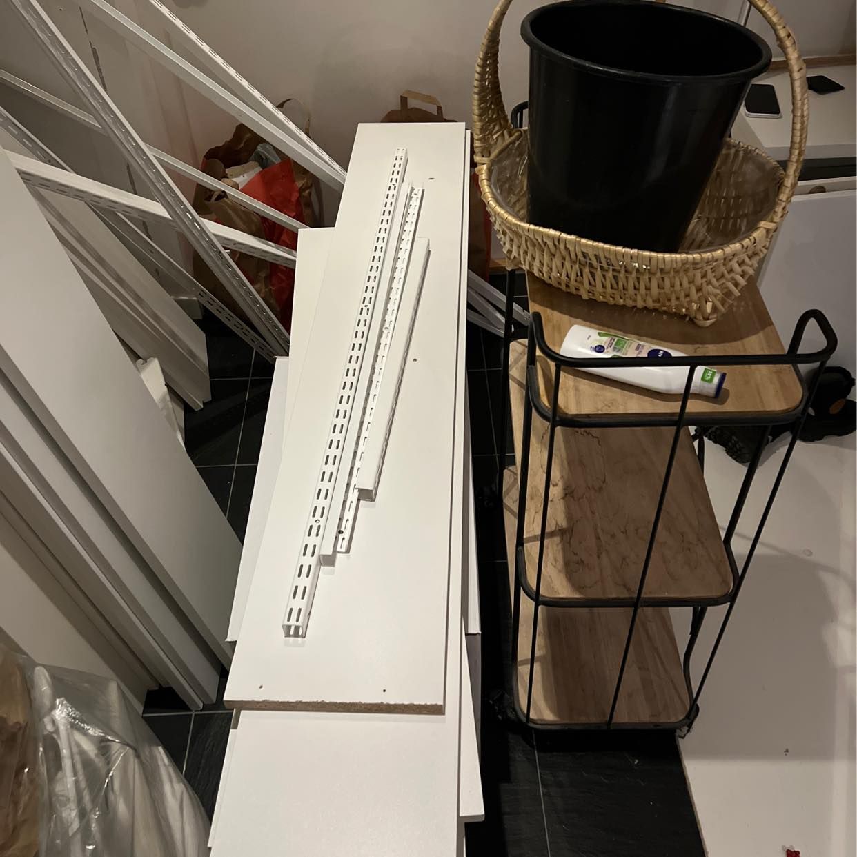 image of Elfa system med hyllor - Stockholm