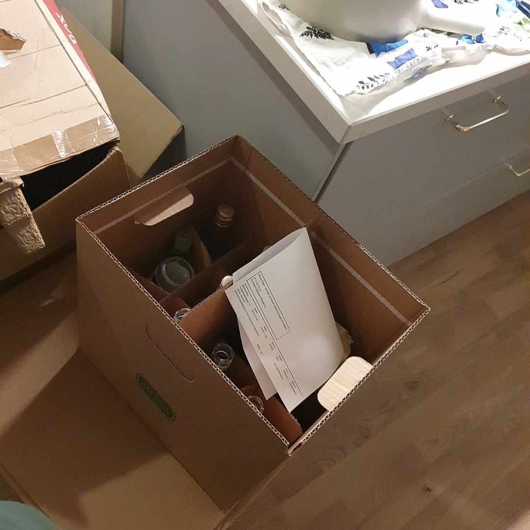 image of 8 boxes & bublewrap - Stockholm