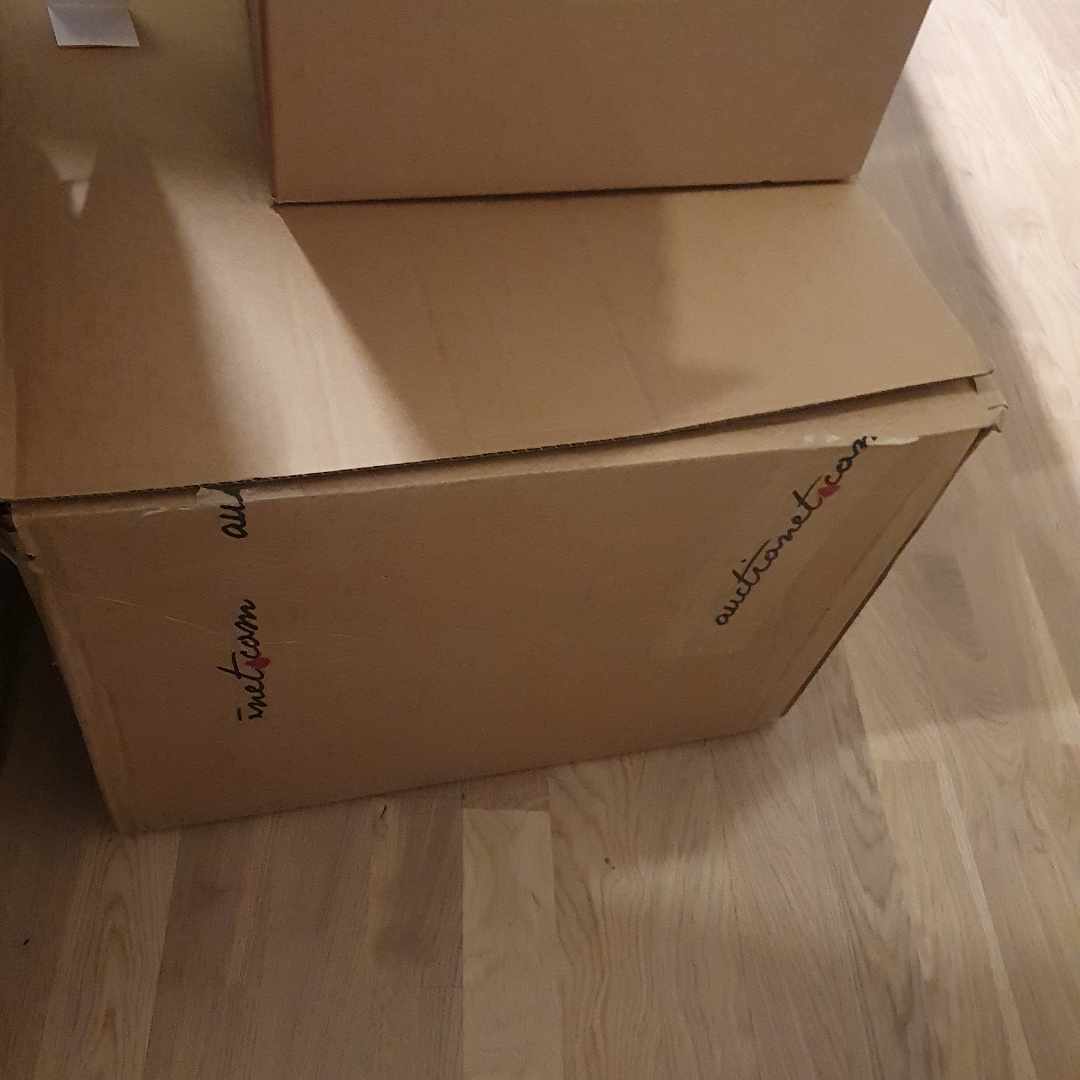image of 8 boxes & bublewrap - Stockholm