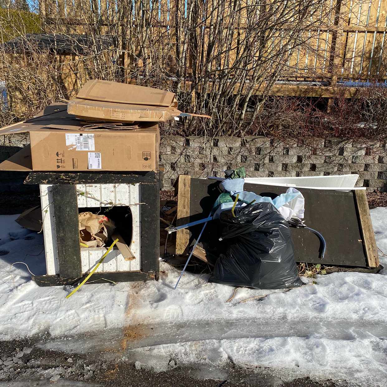 image of Paper, old dog house etc - Vendelsö
