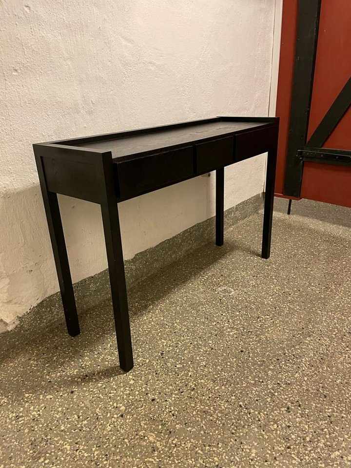 image of Svart skrivbord enl foton - 