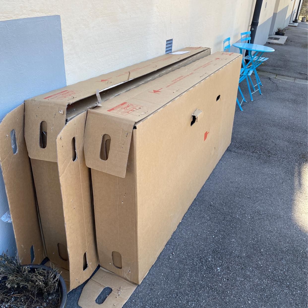 image of Bära upp två stora paket - 