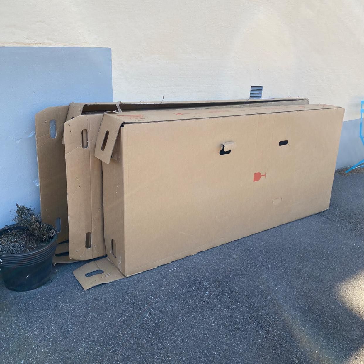 image of Bära upp två stora paket - 