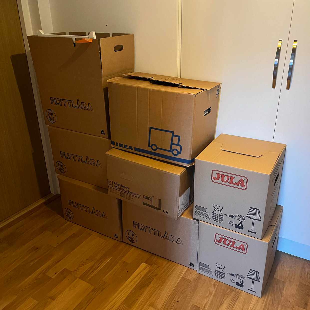 image of 8 lådor bortskänktes - Kungsbacka