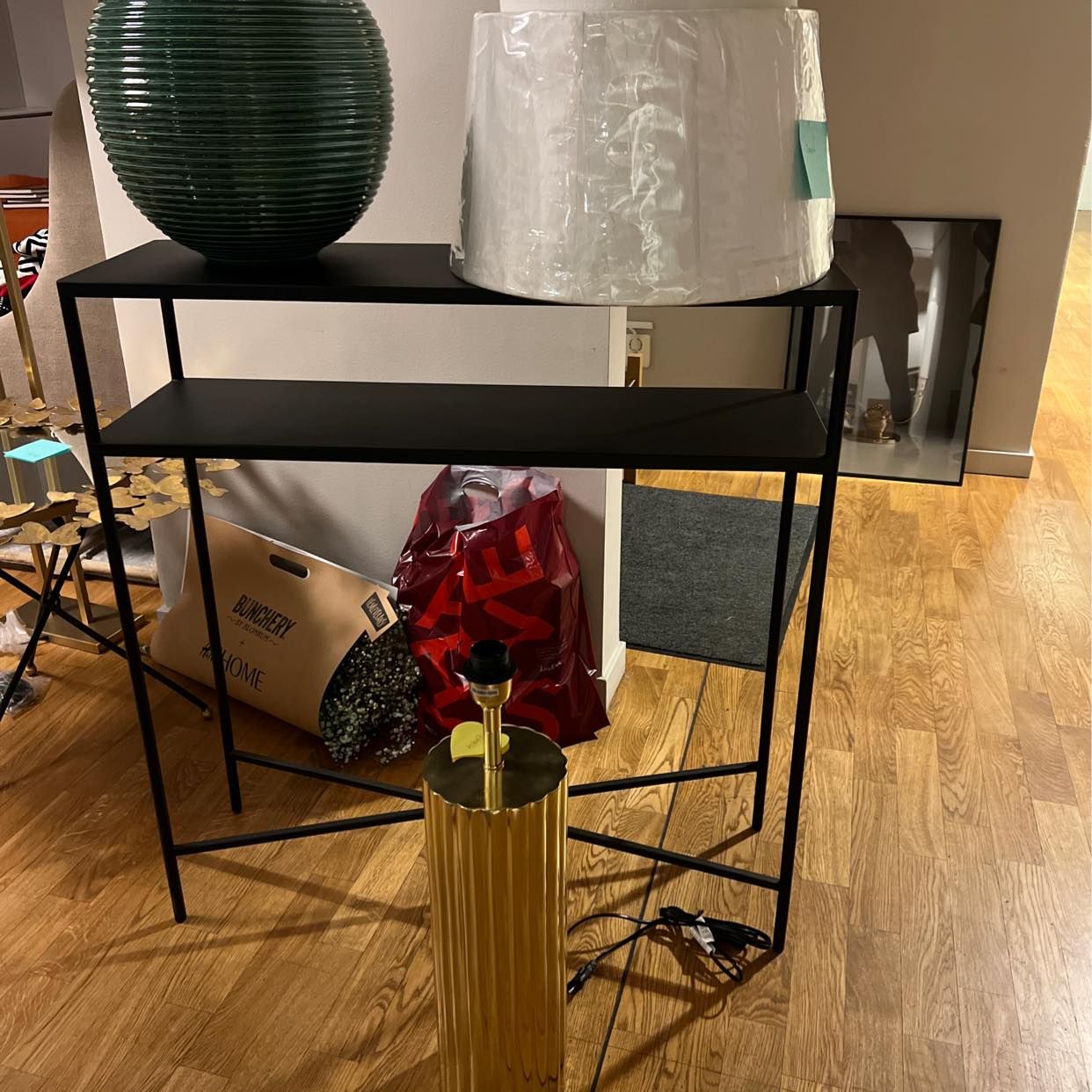image of Smalt Bord och småsaker - 