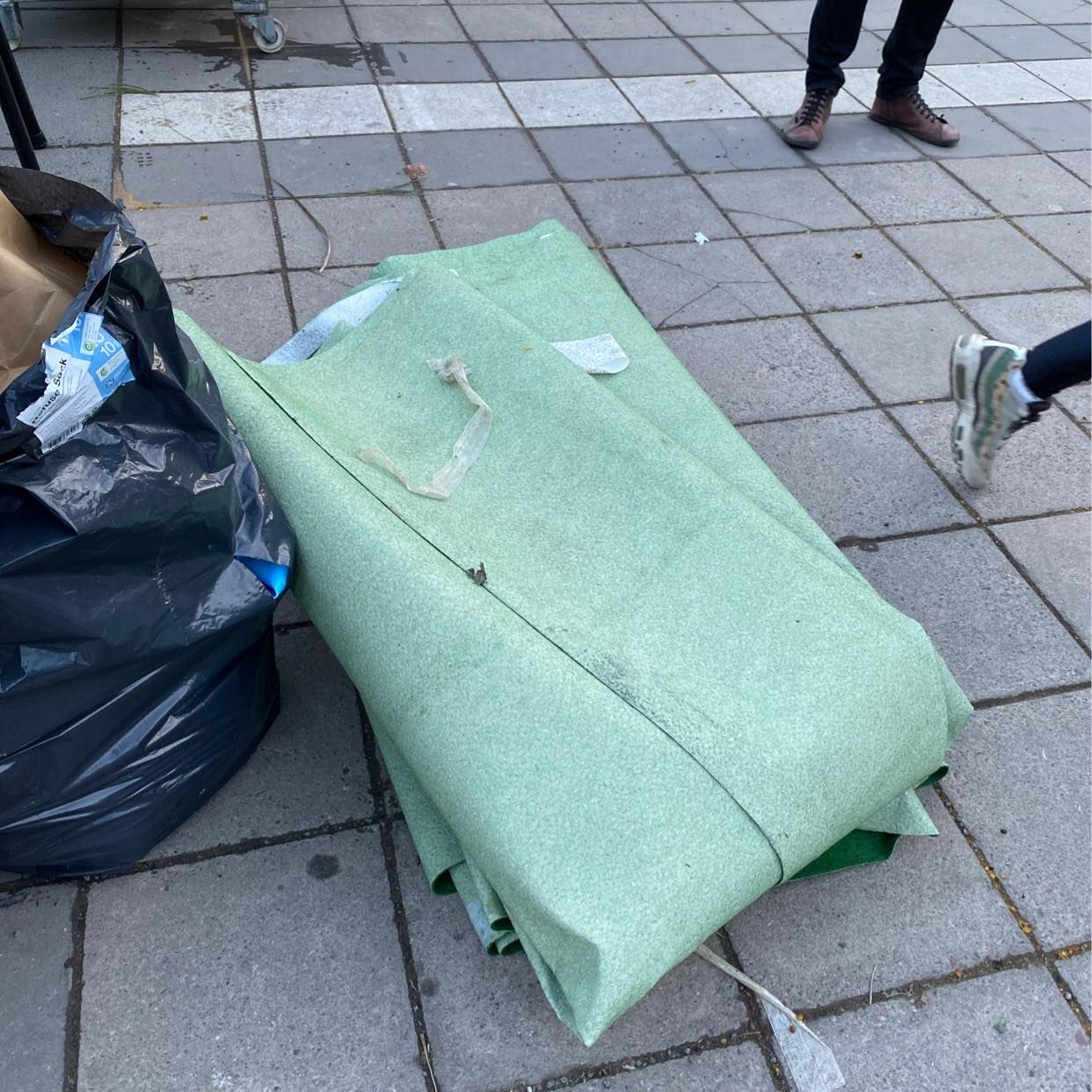 image of Slänga soppåsar - Stockholm