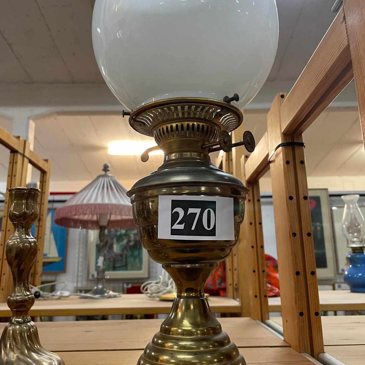 image of En flyttkartong med lampa - 