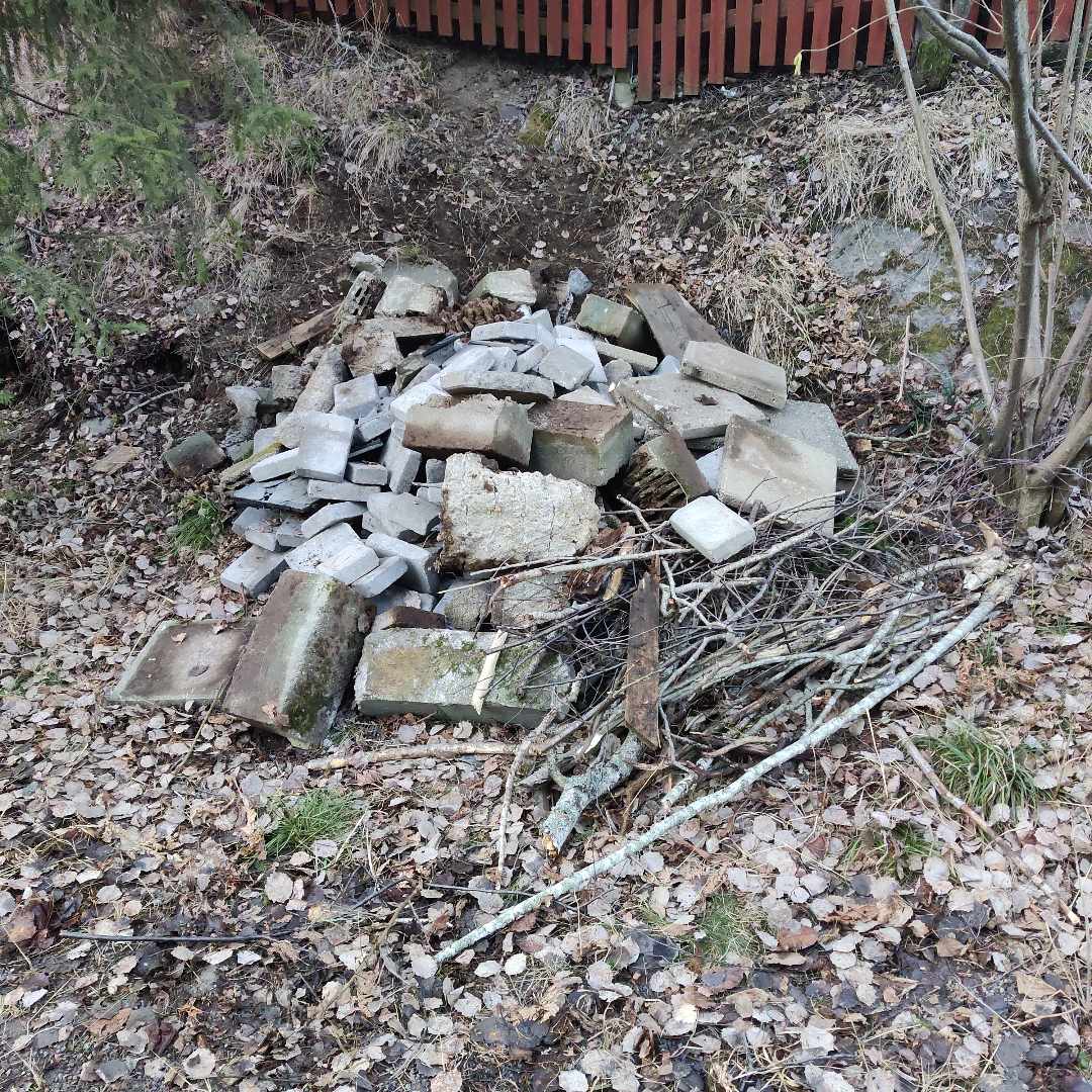 image of 2 högar med sten o skräp - Huddinge