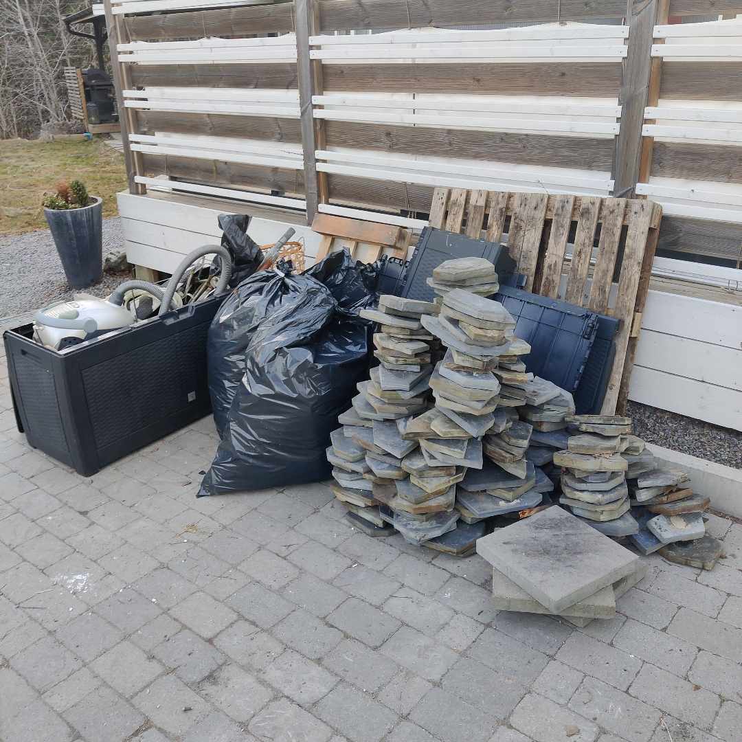 image of 2 högar med sten o skräp - Huddinge
