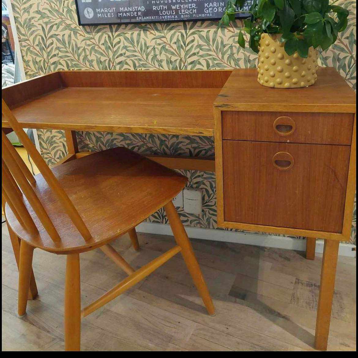 image of Small light desk - 