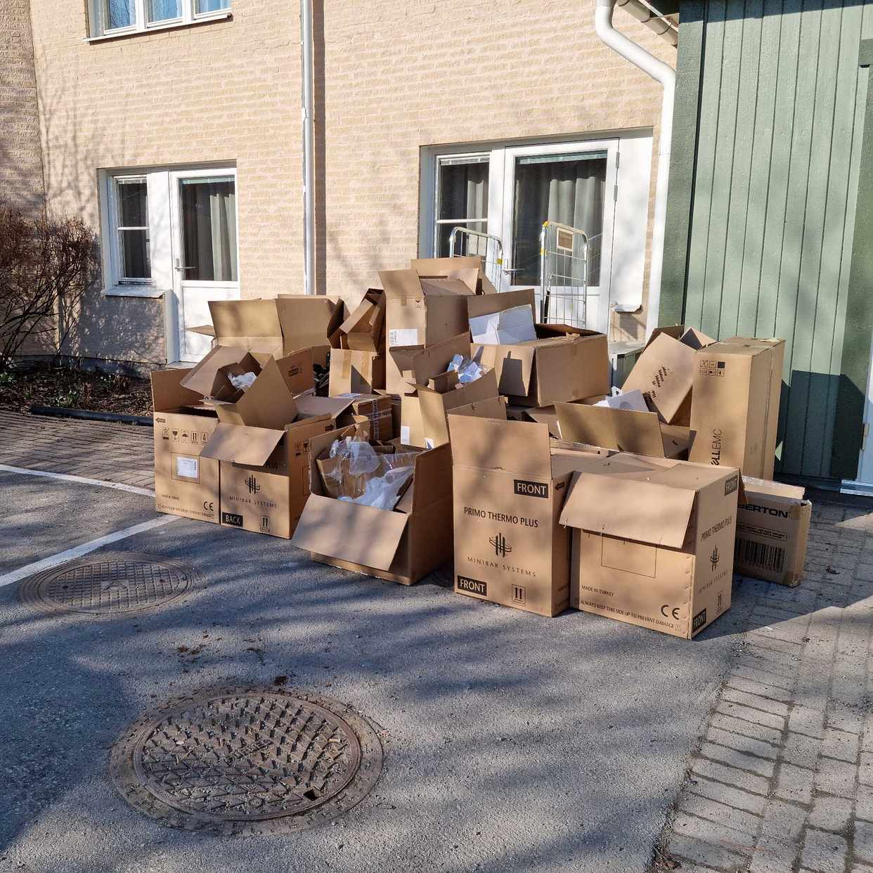 image of Kartonger och lite plast - Danderyd