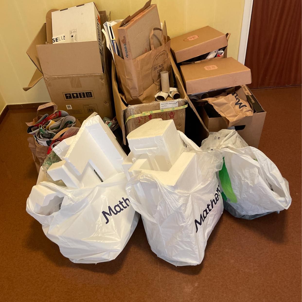 image of Kartonge tidningar packpl - Sollentuna
