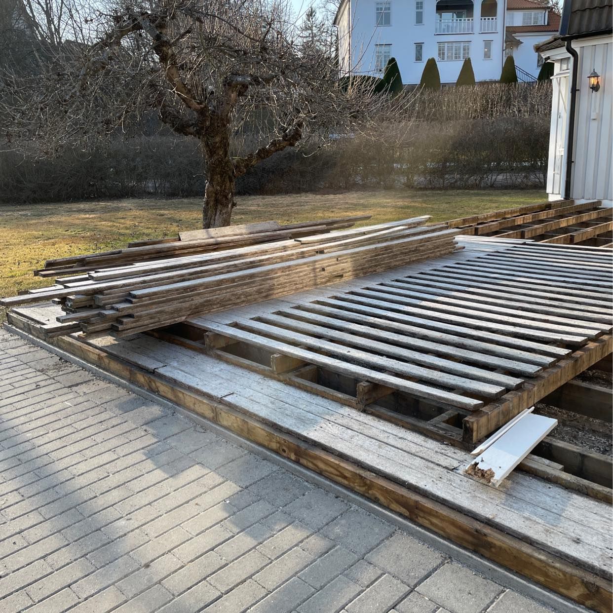 image of To fetch a wooden deck. - Djursholm