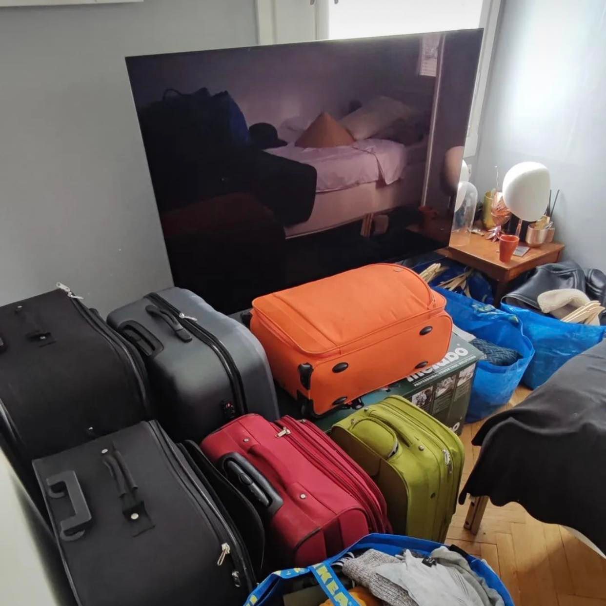 image of Några väskor samt en tv - 