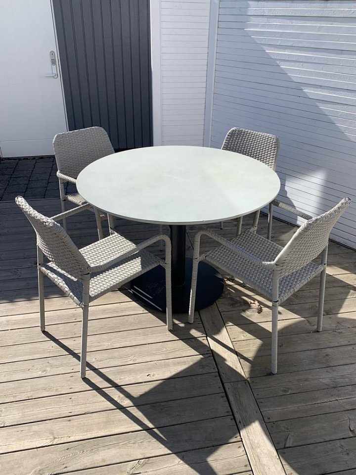 image of Runt betongbord med 4 sto - 