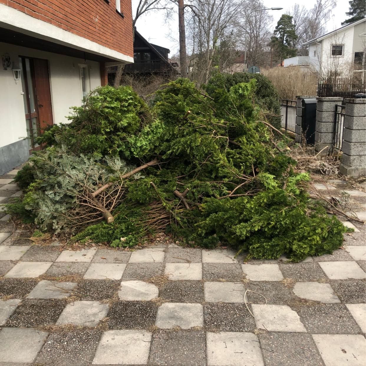 image of Stor hög med grenar - Älvsjö