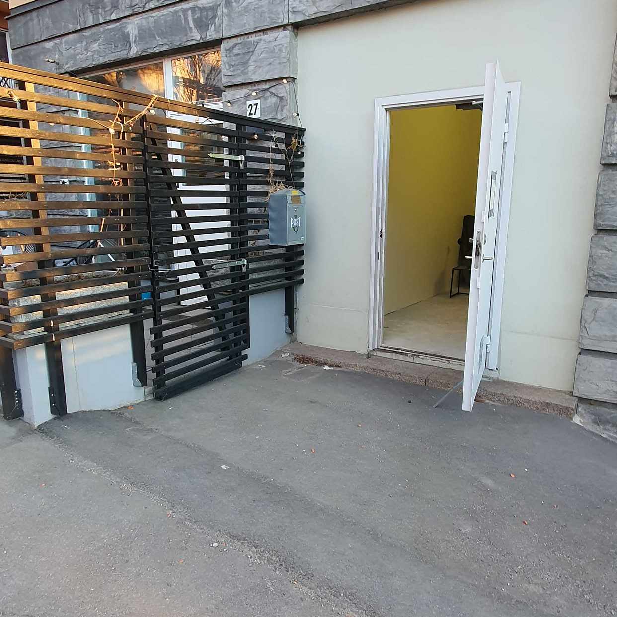 image of Blomjord, kablar, plast - Stockholm