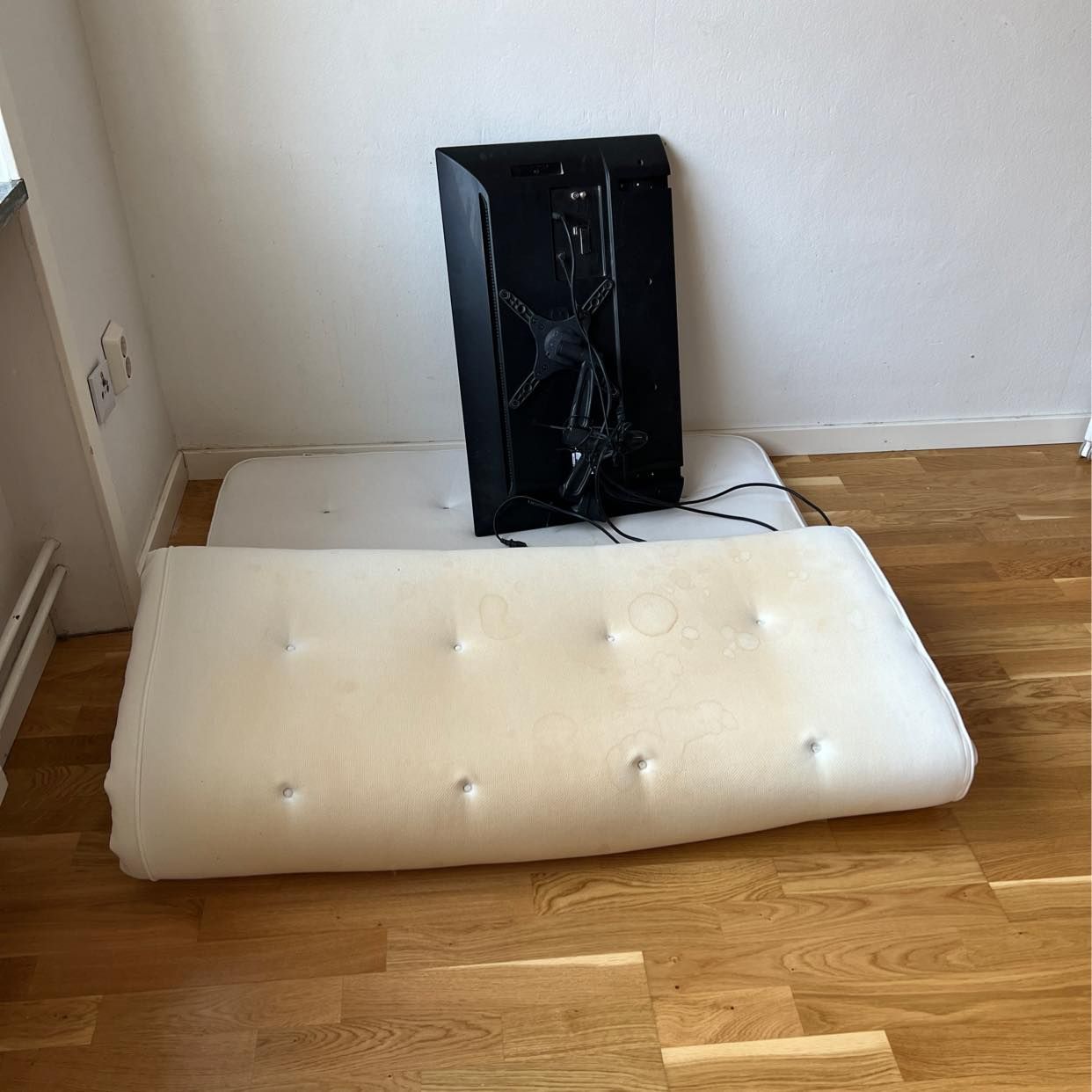 image of Bäddmadrass och gammal tv - Stockholms Stad