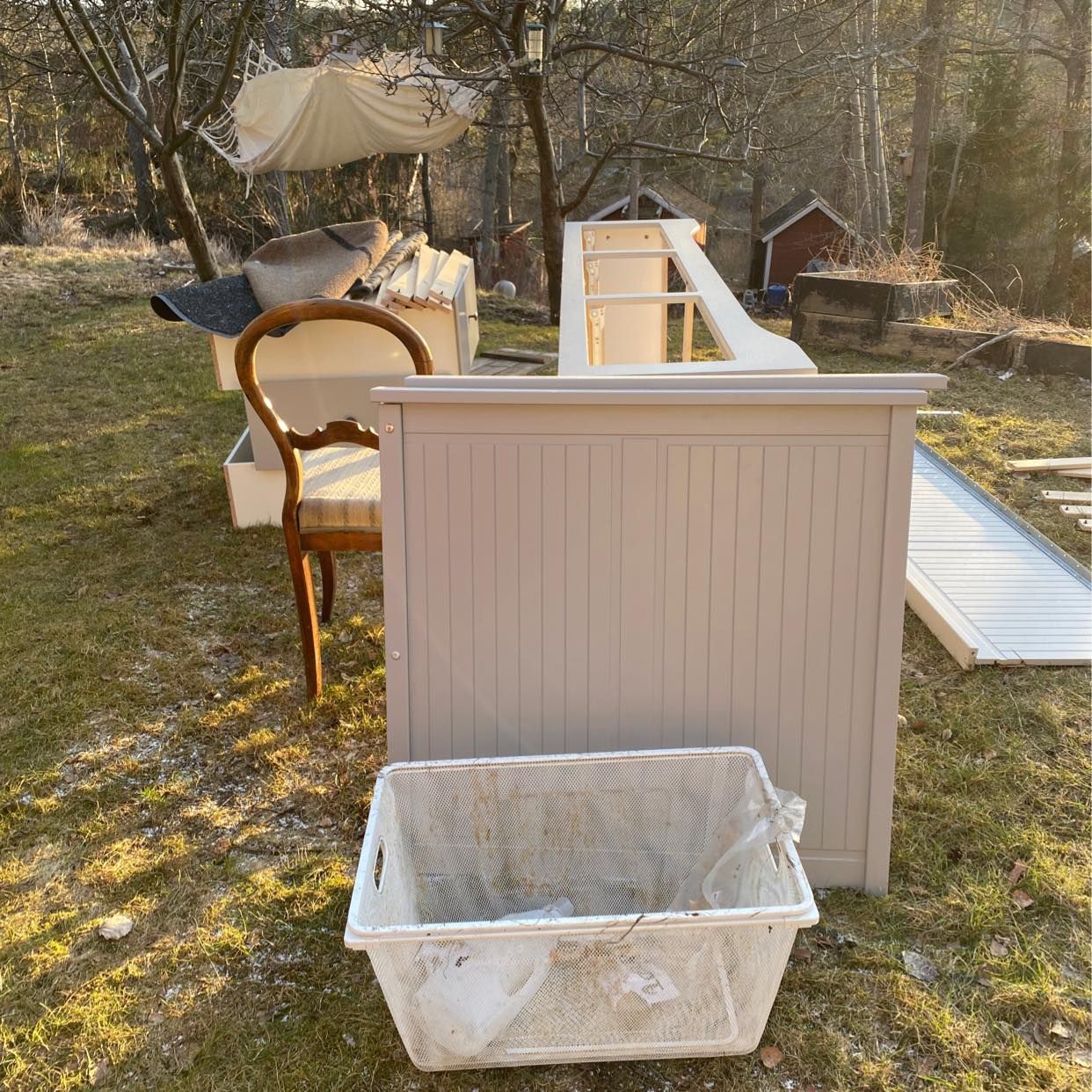 image of Trasig säng, mattor, låda - Saltsjö-Boo