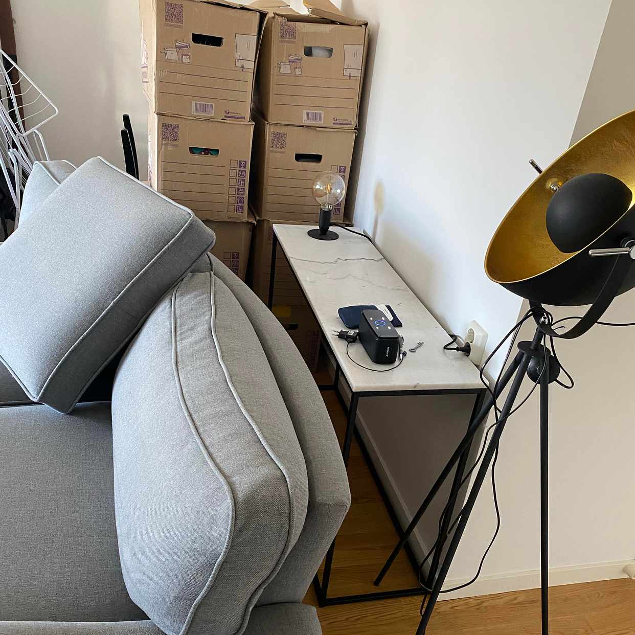 image of 8 kartonger, soffa, säng - 